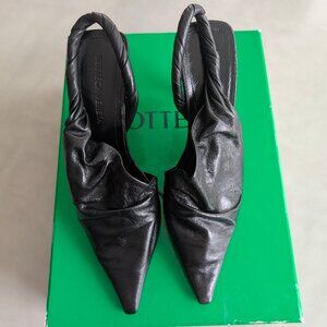 Brand new BOTTEGA VENETA Point 90 Leather Slingback Pumps In Black